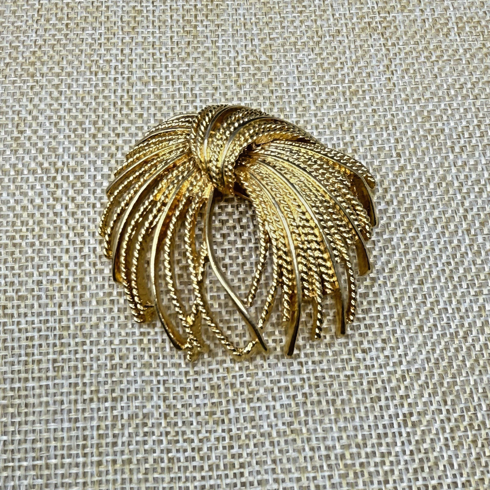 Vintage Monet Gold Tone Mirador Rope Waterfall Swirl Knot Signed Brooch